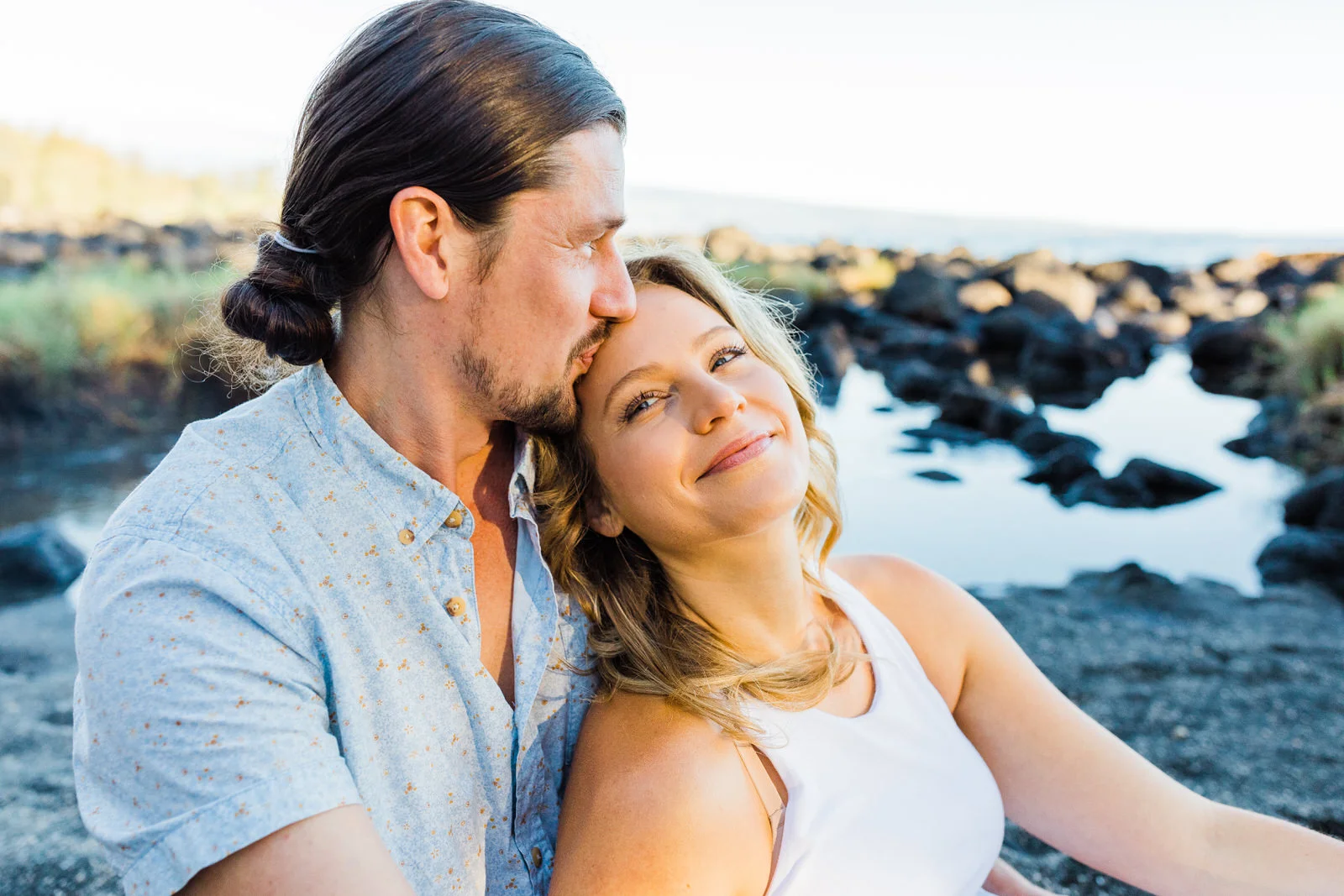 big-island-couple-hilo-photographer-sunrise-elopement-engagement-beach-0685.jpg