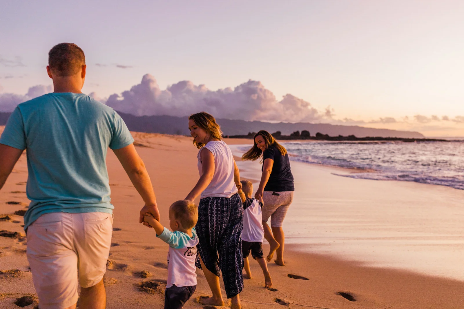 extended-family-big-island-vacation-cousins-grandparents-beach-waikoloa-sunset-hawaii-7448.jpg