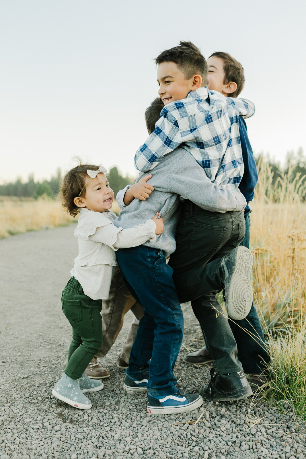 Bend Oregon Family Photographer- Dillon Falls- Family of seven picture poses