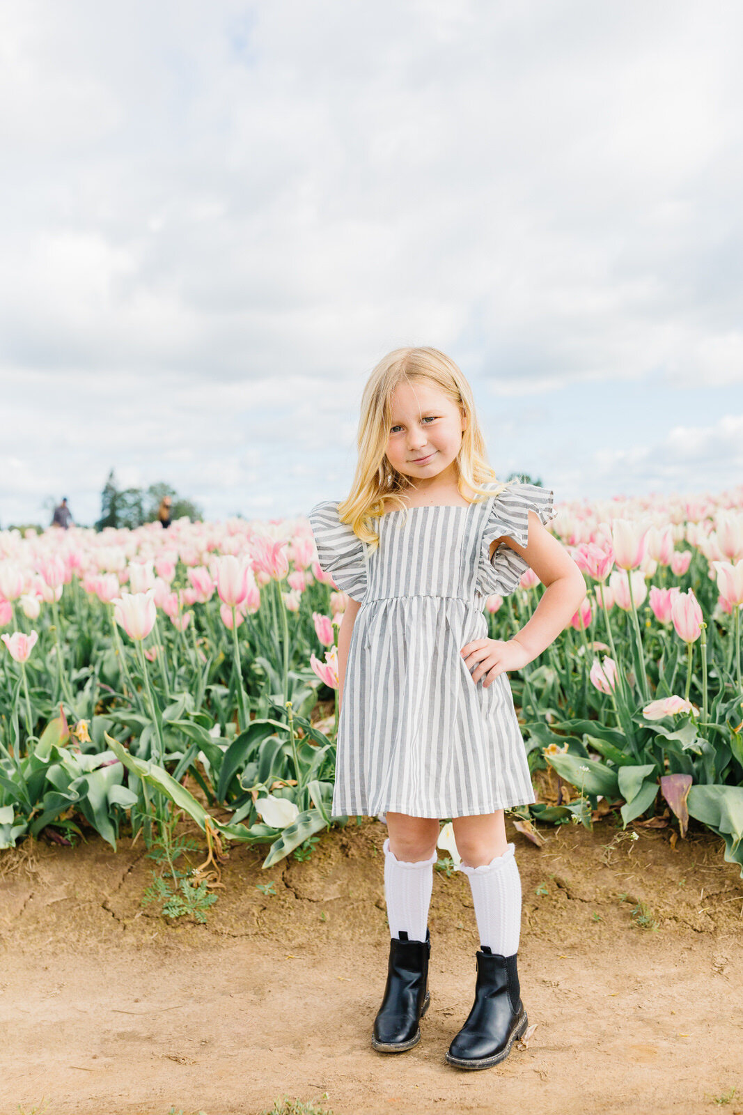 Family Photographers in Bend, Oregon- tulip festivals in Oregon- Posing ideas for little girls-3287.jpg