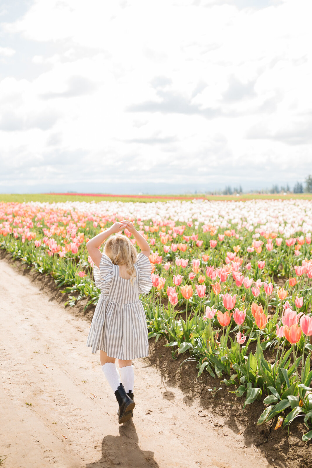 Family Photographers in Bend, Oregon- tulip festivals in Oregon- Posing ideas for little girls-3406.jpg