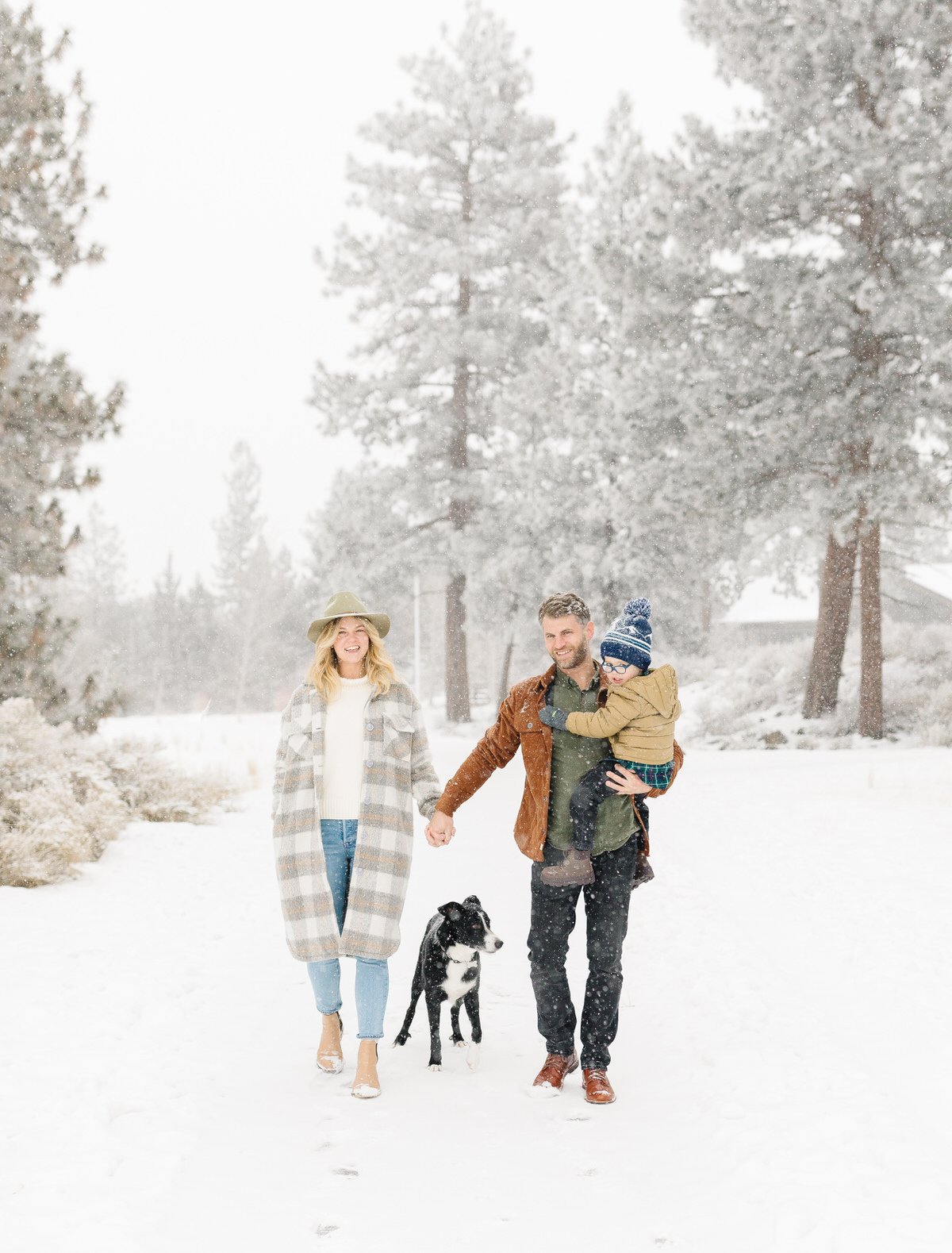 Snowy family pictures | Salt Lake Family photographer | Outfit Ideas for  winter family Pictures 