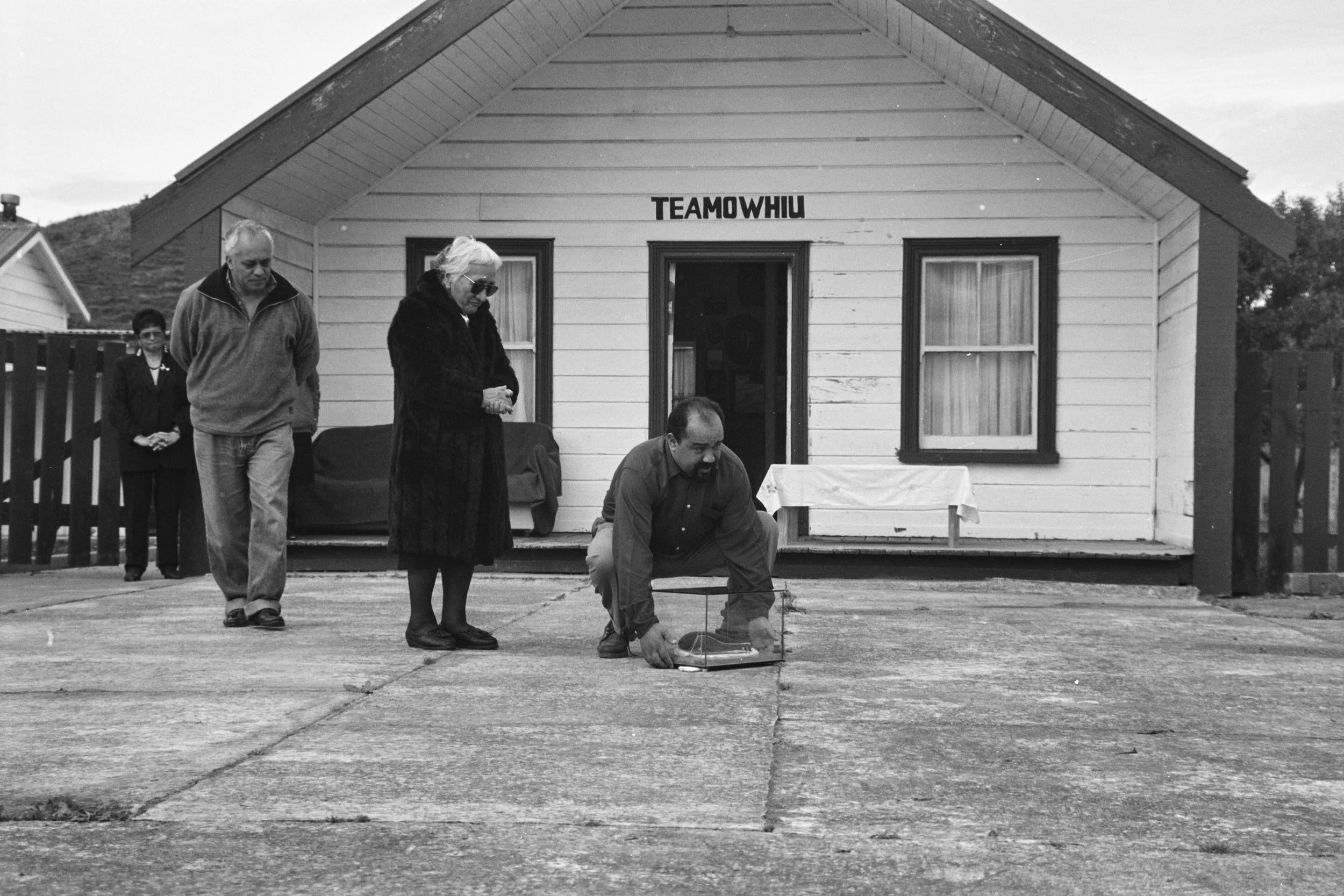 Paretukiterangi Rangiaho nee Rangiuia, the ‘deciding voice’, stands behind Victor Walker who picks up Kapuarangi.