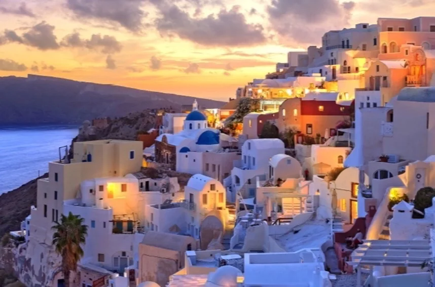 santorin-travelage-west1300x450_160704_CoverStory.jpg