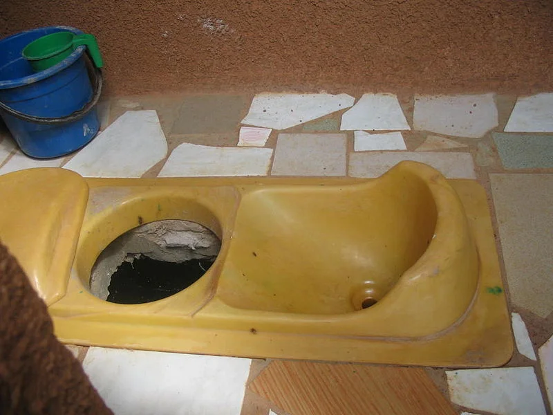 800px-Squatting_pan_of_urine_diversion_dehydration_toilet_(UDDT)_(2957045329).jpg
