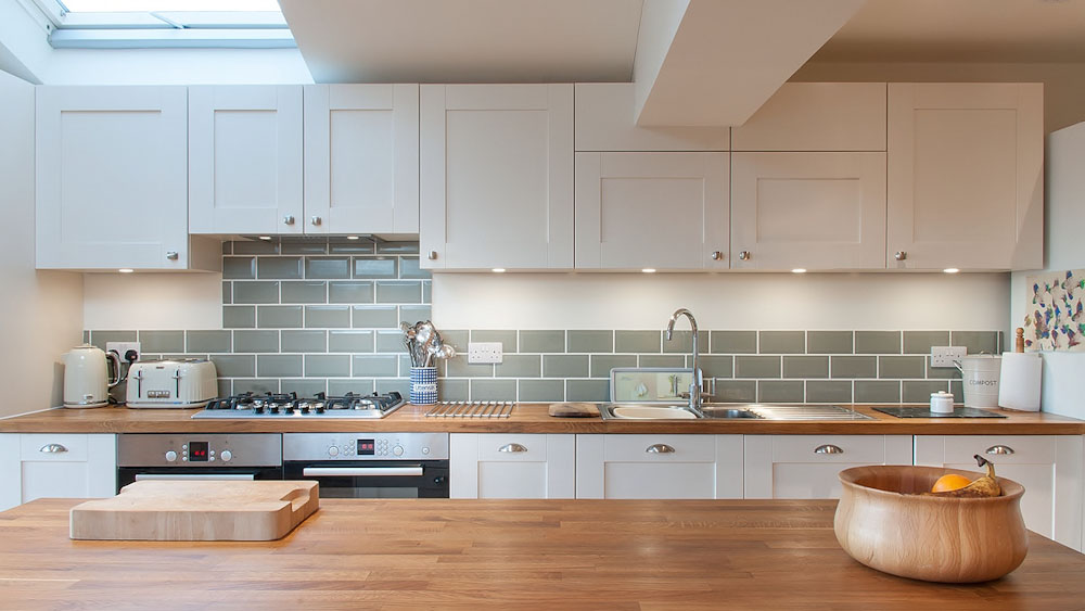 white-shaker-kitchen-wood-worktops-metro-tiles-1000.jpg