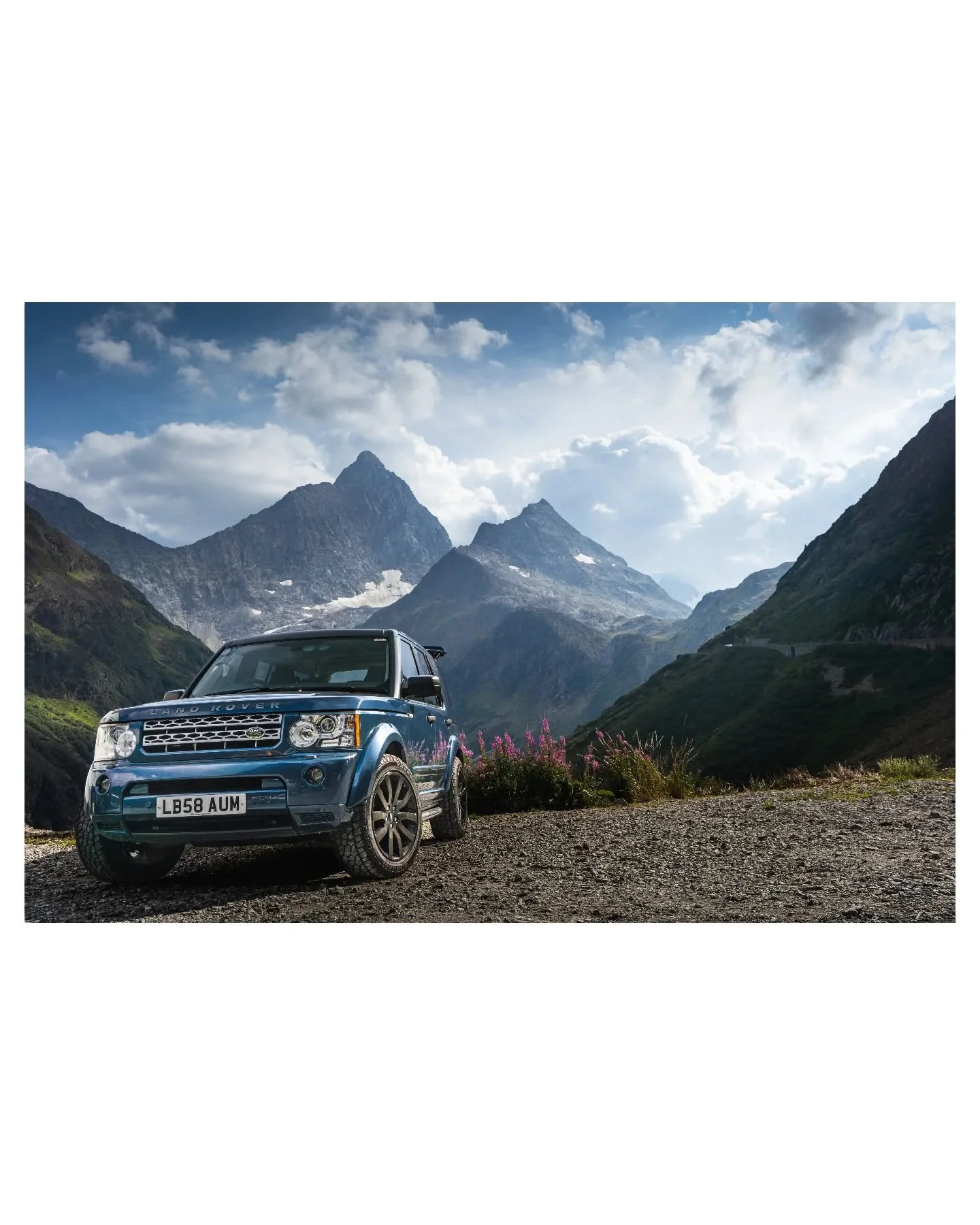 Blue Peter, the @autoalex camera and crew car for road trips and adventures. A Discovery 3 with a TDV8 engine swap from a Range Rover sport. Loads of oomph, comfort, and style. Built by MDRS Automotive in t'north.

Pictured here on the Susten Pass in