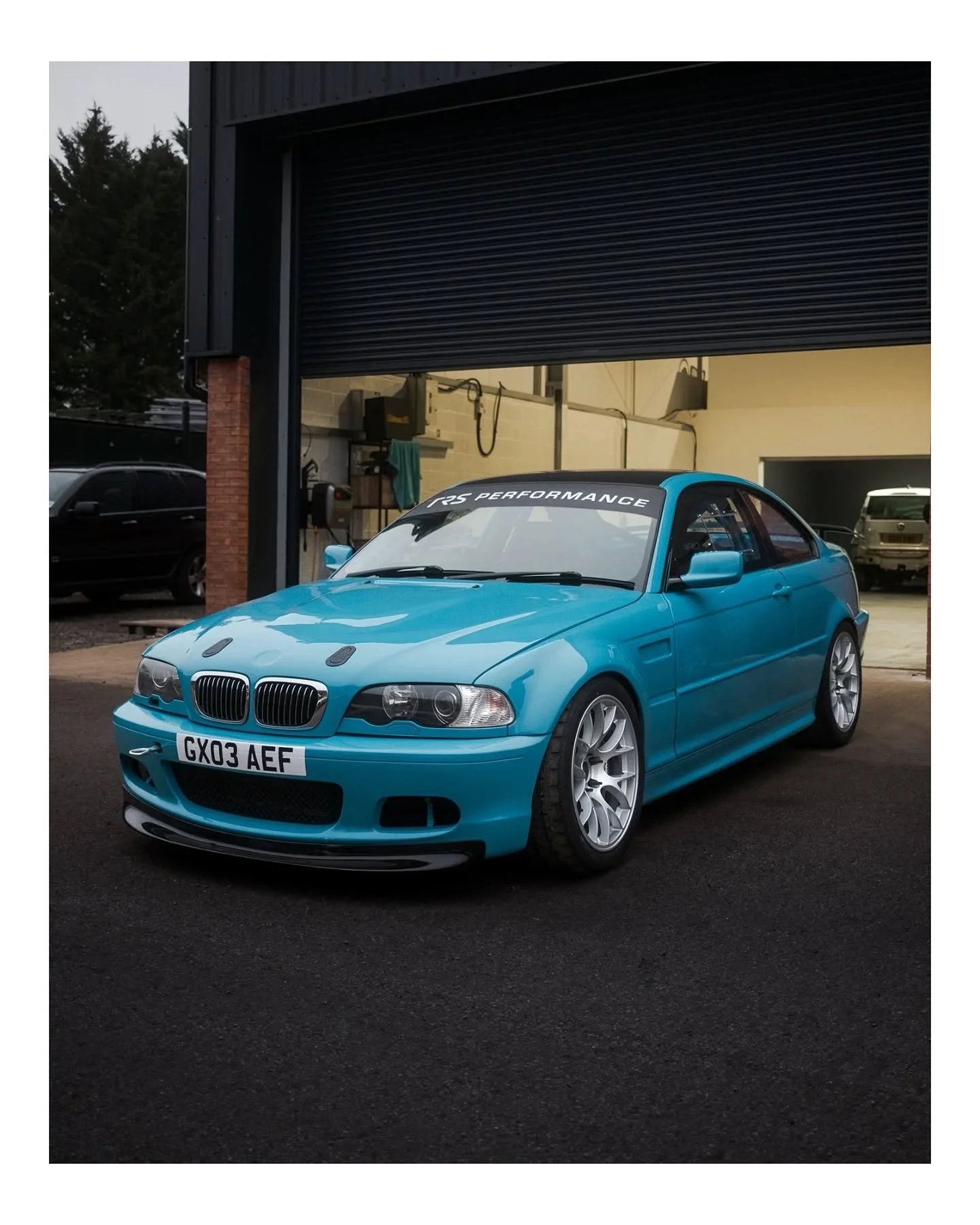 Visited @trsperformance with work, saw this lovely E46 330ci (@rd_edd_). Blue cars are the best cars.

#e46 #fujix100v