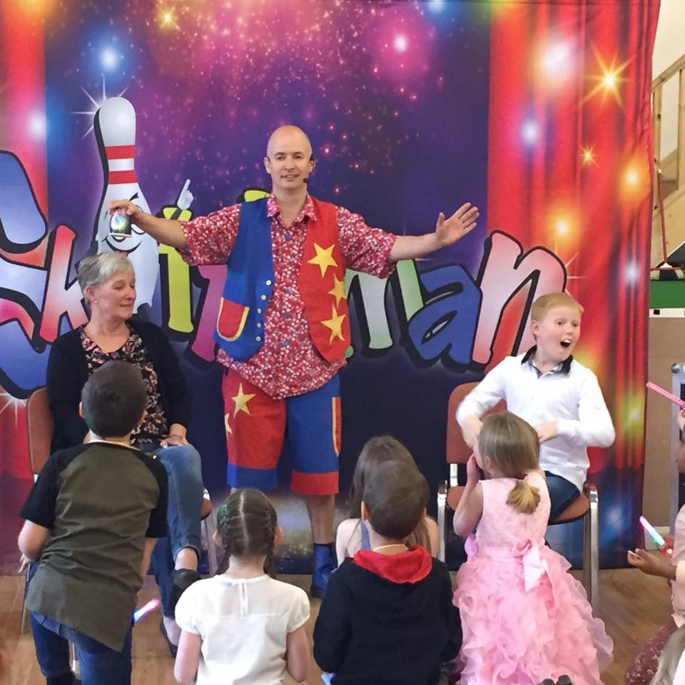 childrens-party-entertainer-essex-14.png