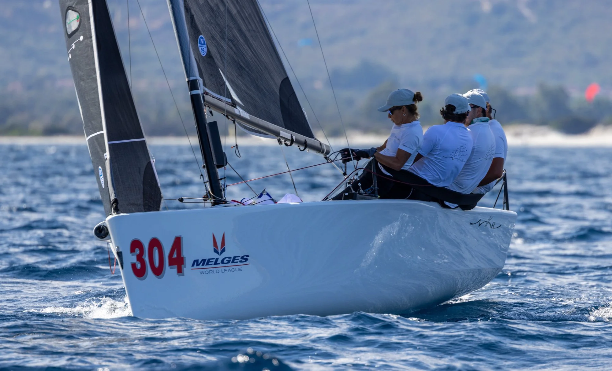 MELGES WORLD CHAMPIONSHIP: ENFANT TERRIBLE LEADS IN PUNTALDIA BETWEEN MELGES 32 AND NIKA IN MELGES 20.