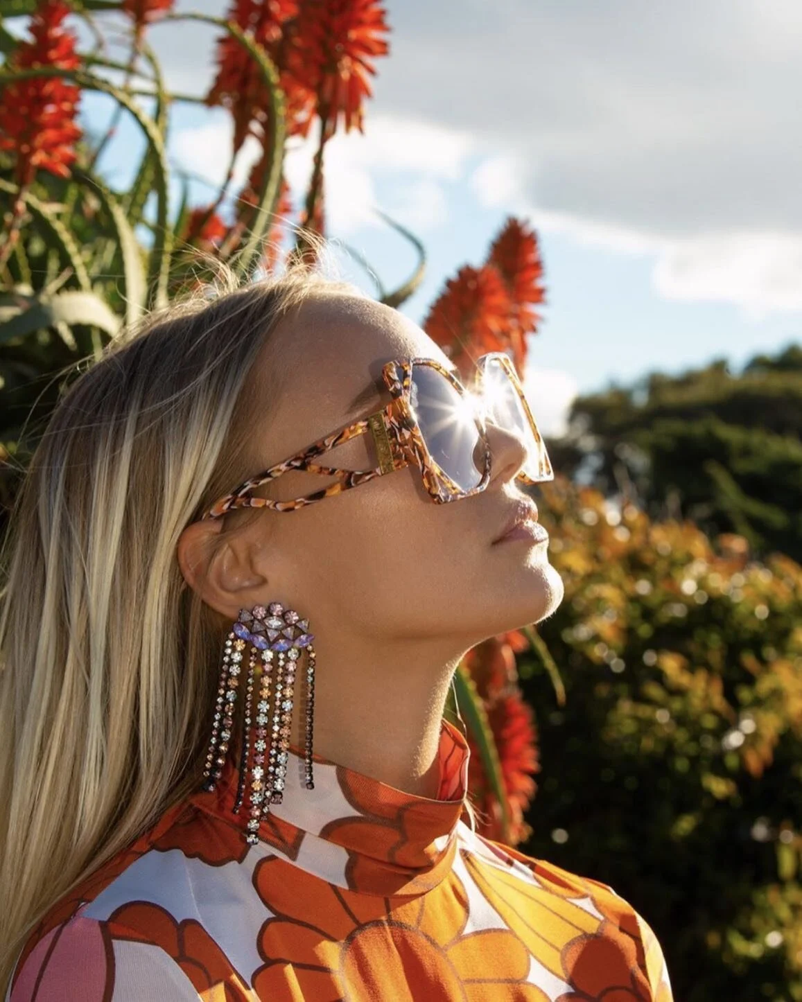 Looking into the future like.....🌞⚡️✨🪐 Did you know we offer trend forecasting? We research emerging global trends to make sure you are one step ahead! #division17 #brand 

 📸 @poppylissiman
