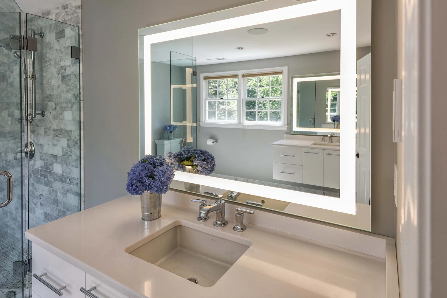 The vanity mirrors Included a LED light system SEUR with the state of the art controlling.