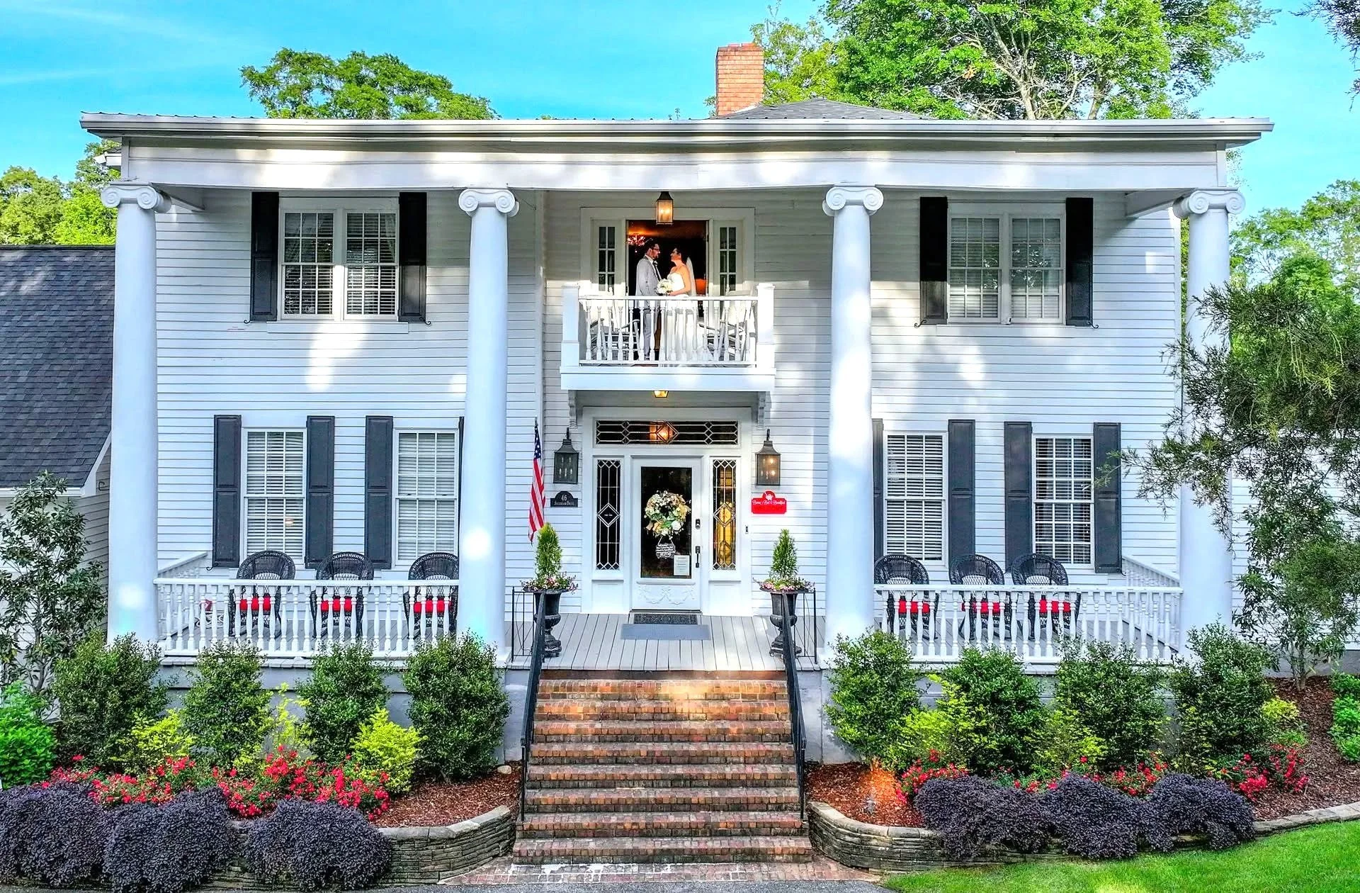 Exterior of the historic antebellum mansion at Bama Bed & Breakfast wedding venue near the University of Alabama in Tuscaloosa.