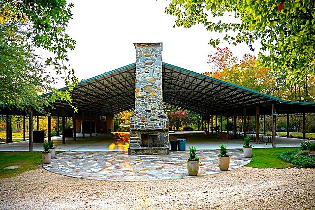 Crooked Oaks wedding and event venue in Notasulga, Alabama, featuring a scenic estate setting, large pavilion, and mature oak trees with catering provided by Tre Luna Catering.