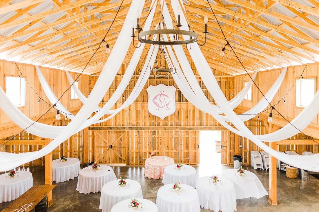 Mallard Oaks Farm wedding venue with barn, pavilion, oak tree, countryside, cottage