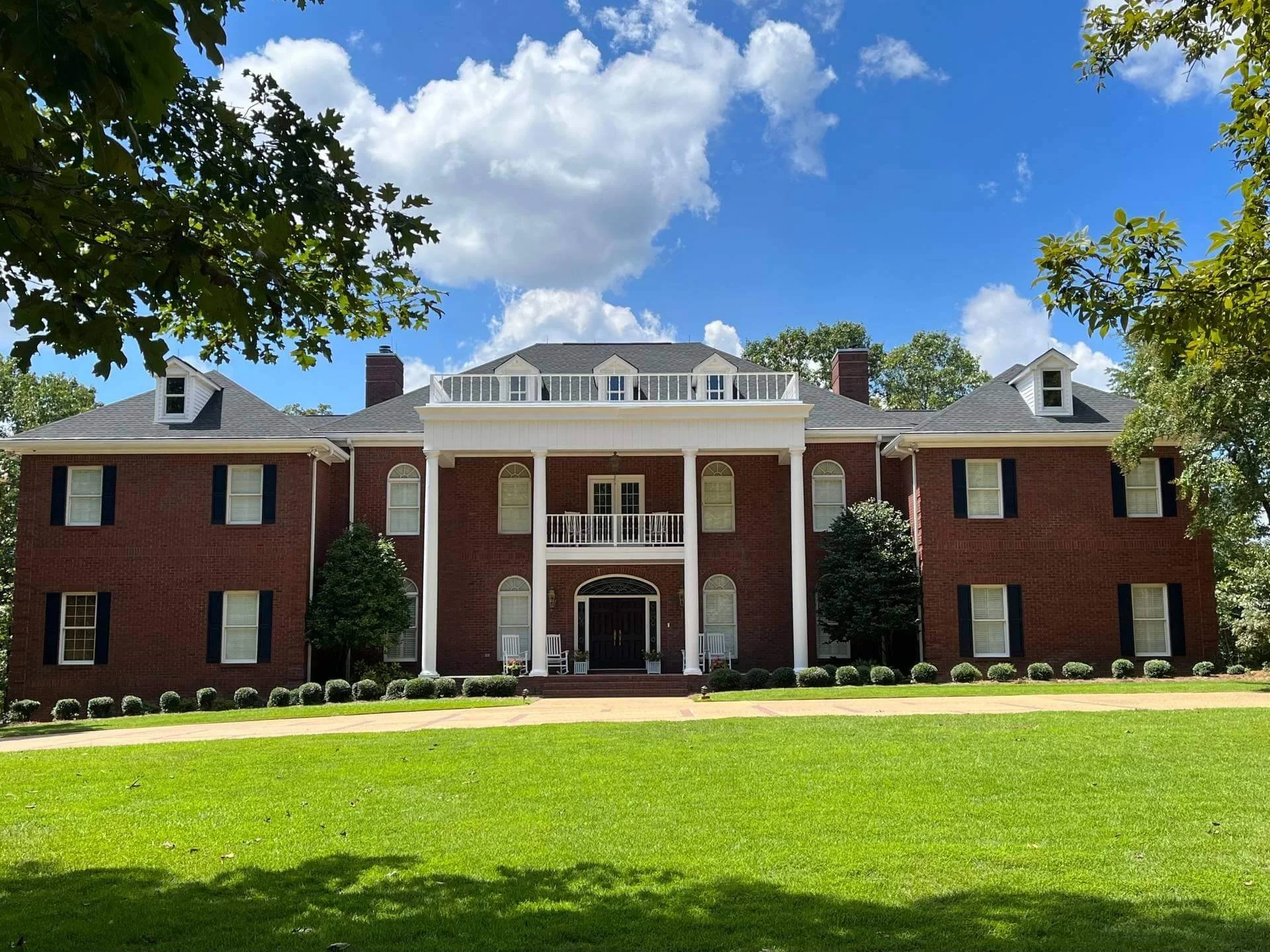 Hazelwood Venue wedding and event space in Alabaster, Alabama featruing elegant indoor spaces and scenic outdoor surroundings.
