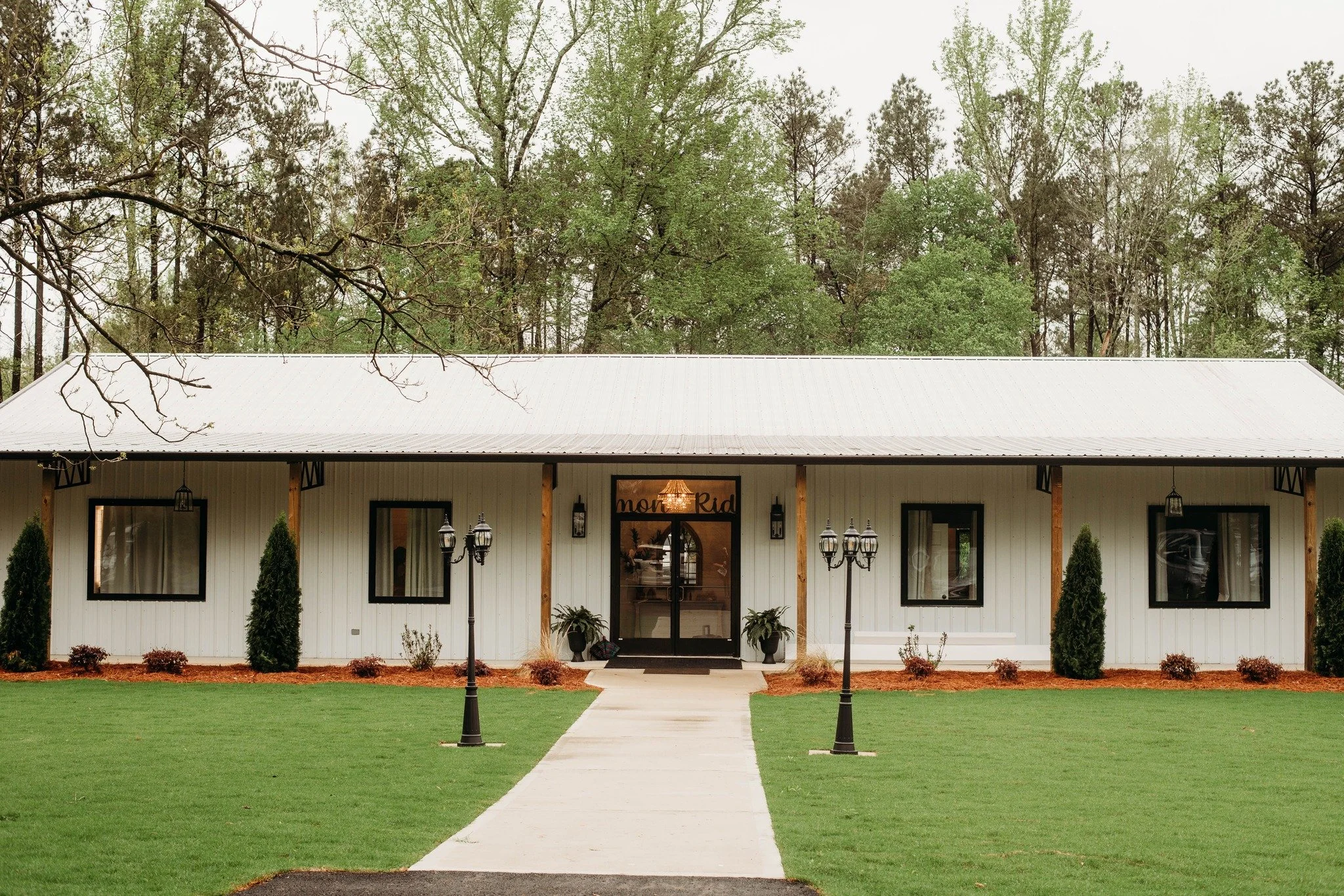Lemon Ridge Events wedding venue in Jasper Alabama with indoor and outdoor ceremony and reception spaces