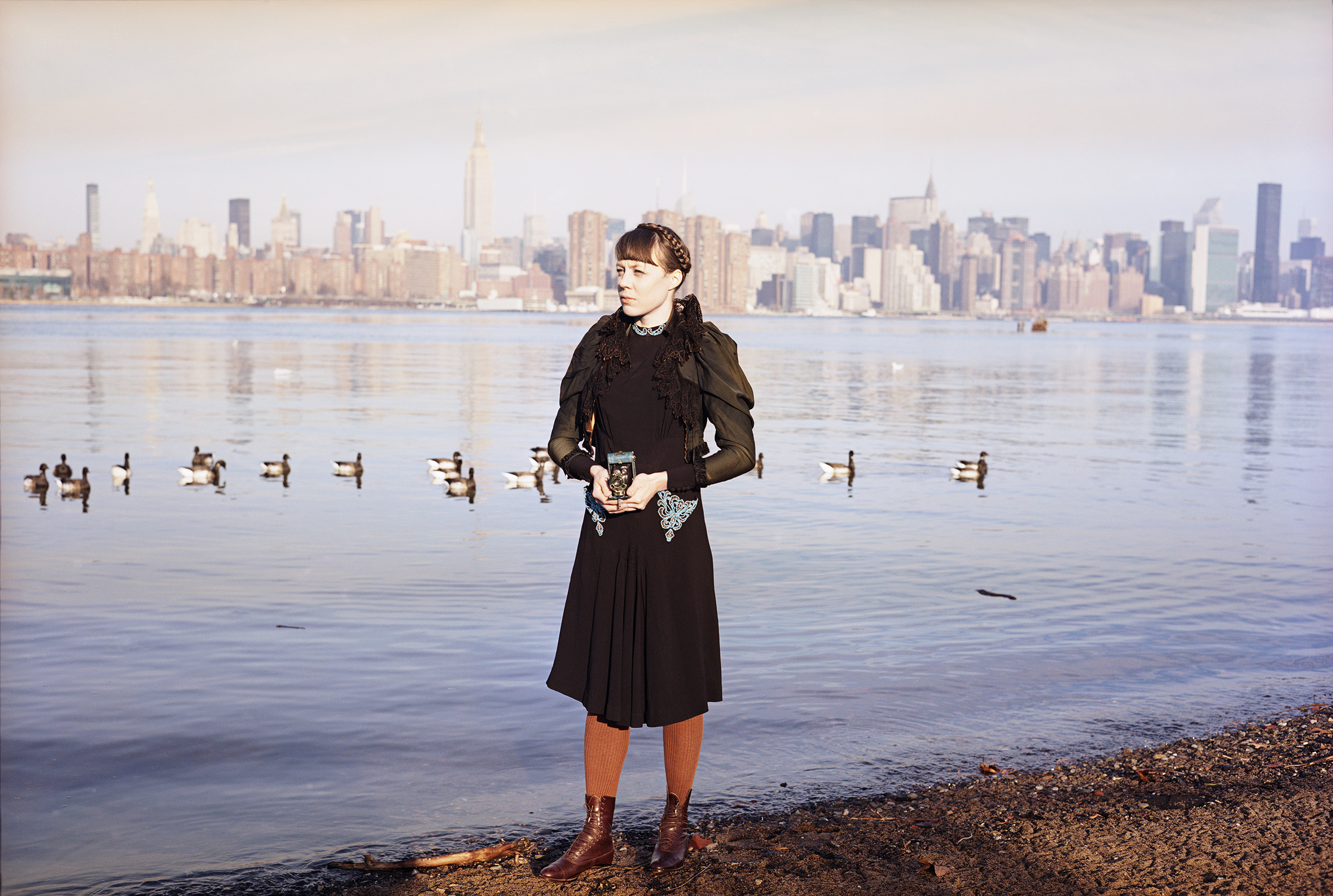 Character #III Luelle Magdalon Lumiére (1873-1973) The Island Traveller Luelle Magdalon Lumiére, stereophotographer and poet, is an enterprising and strong woman. She is a traveller among islands, societies and continents. Luelle journeyed to New York, trod the boardwalks of East River along the settlers’ neighbourhoods in Brooklyn and beheld the horizon and the people of Coney Island. She ventured north to Papa Westray in the Orkney Islands, and later to the mountains of western Norway. With the sea and horizon in view, compelled by the omnipresence of myths and illusions, she journeyed from one island and one reality to the next.