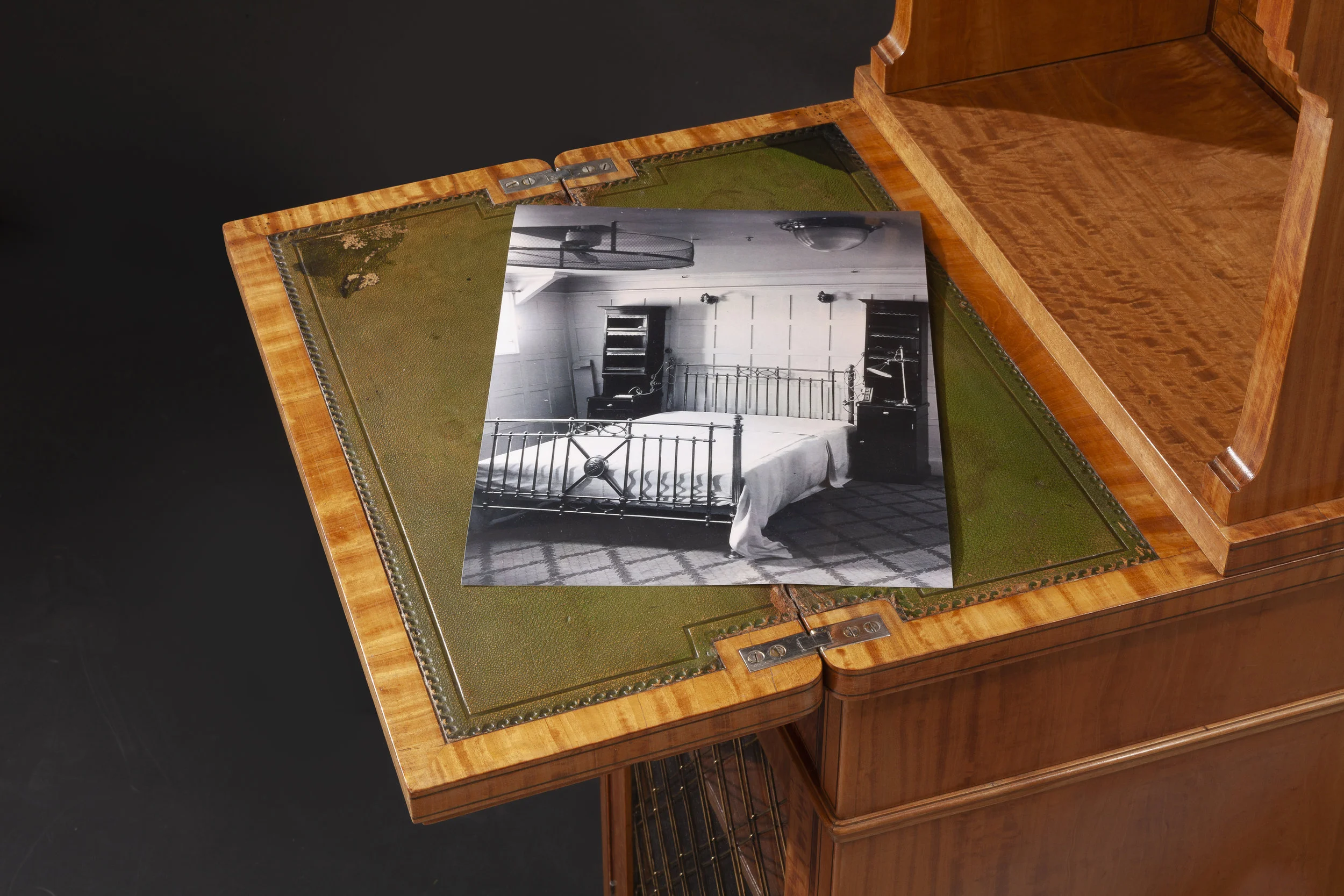 Queen's Secretaire_1362.jpg