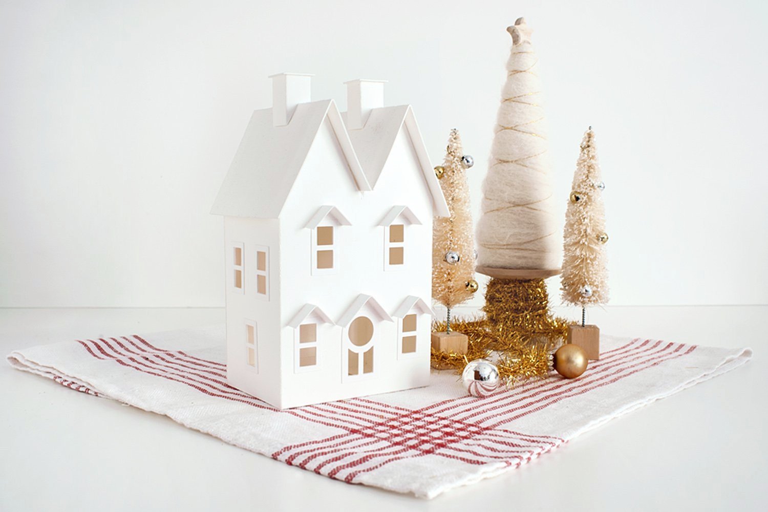 double-gable-putz-house-side-947672.jpg