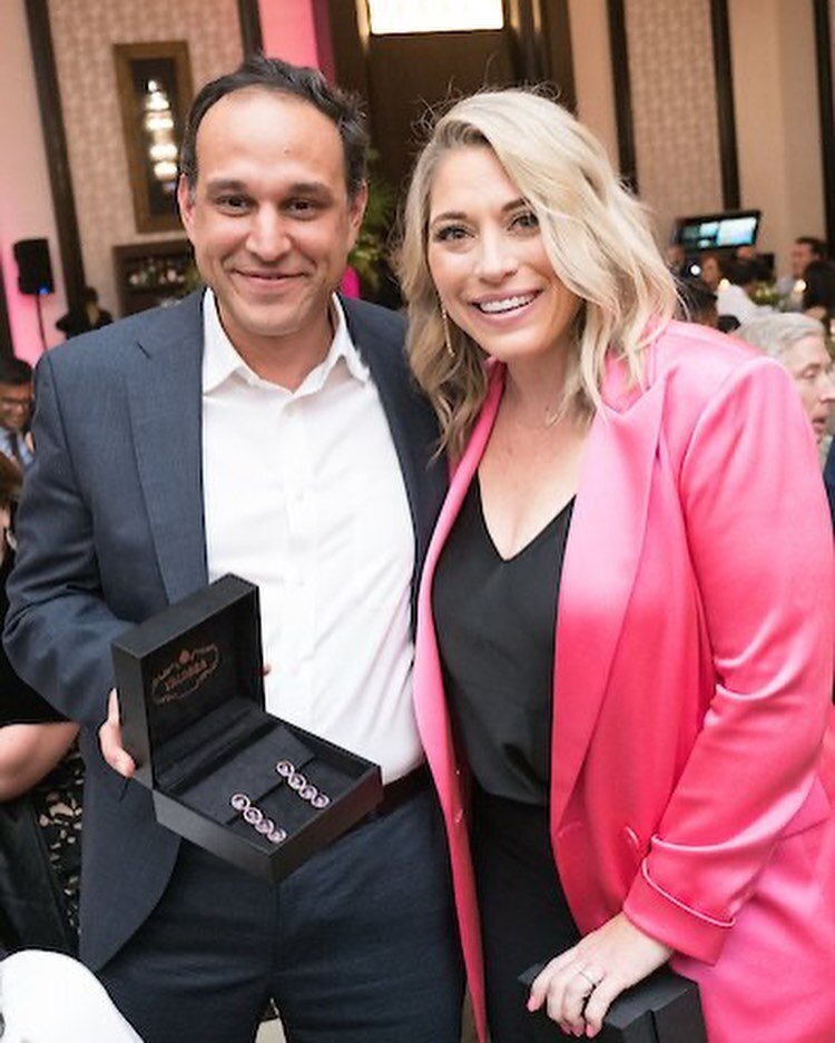 When our sponsors, like @valobramasterjewelers , give their time, talents and goods to The
Arts of Healing it truly means the world to us! 💕💞💓

@valobramasterjewelers generously
donated these SHOWSTOPPING earrings at our 2021 Gala. The reactions a