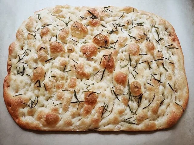 Bubbly, chewy, crispy, sourdough focaccia straight up with sea salt and fresh rosemary! .
.
.
#focaccia #breadbaker #sourdough