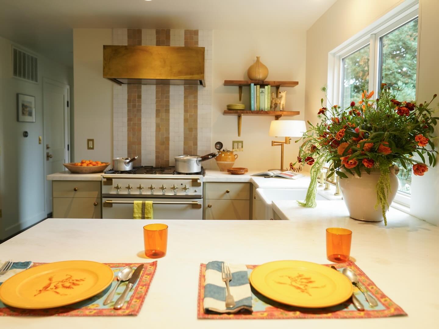 Huge shout out to @tancredimorgen who supplied the awesome orange tumblers; and @fancypansyartdesign for creating a sumptuous display of color in florals for our #CapitolaBeachBungalow photo shoot.