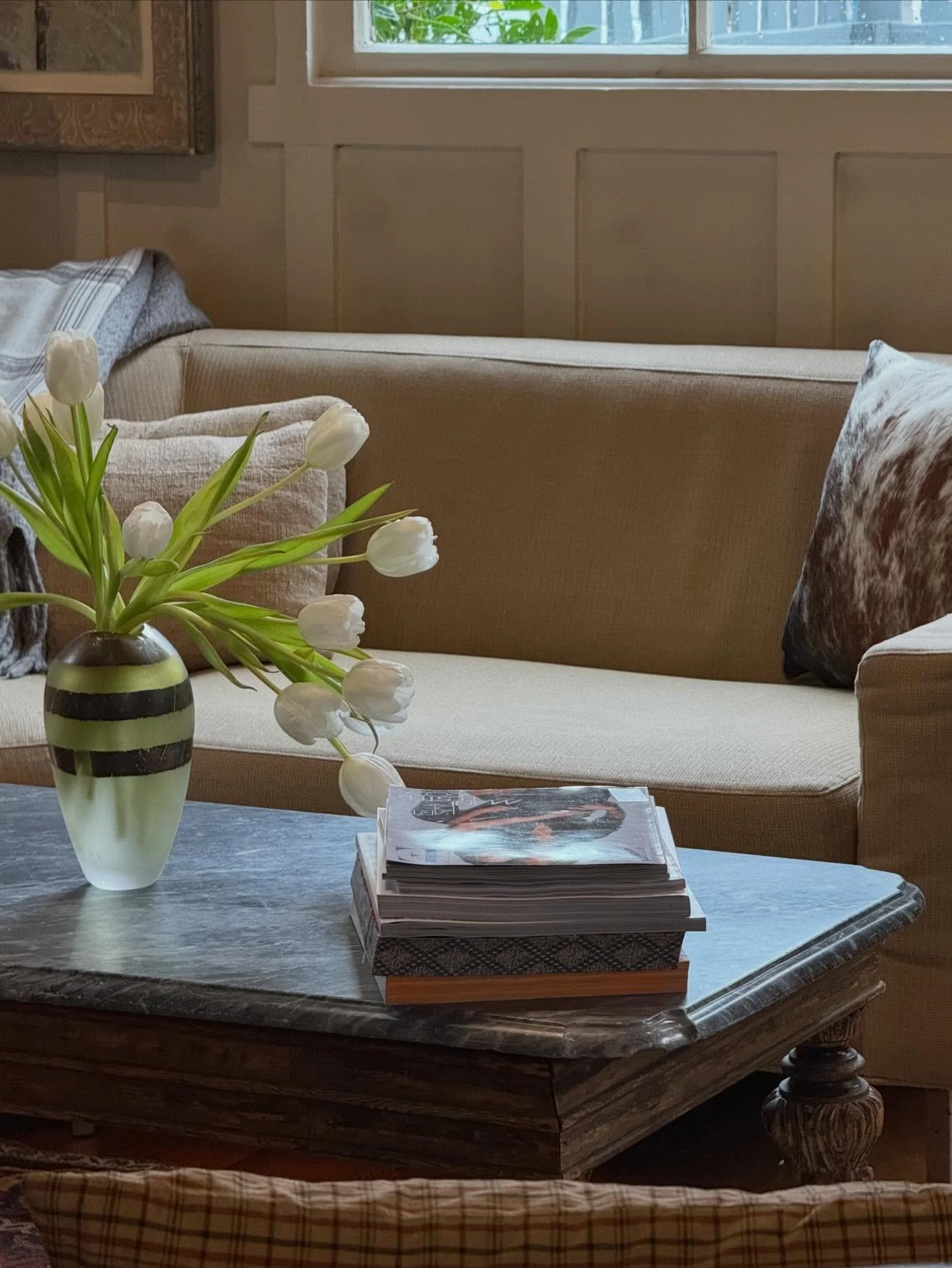 Tulips are the floral usher of spring, in my mind. I love using just tulips in a vase because, left on their own, they bend and drape and contort in every possible direction, creating these ever-changing dramatic arrangements.

#springflorals #tulips