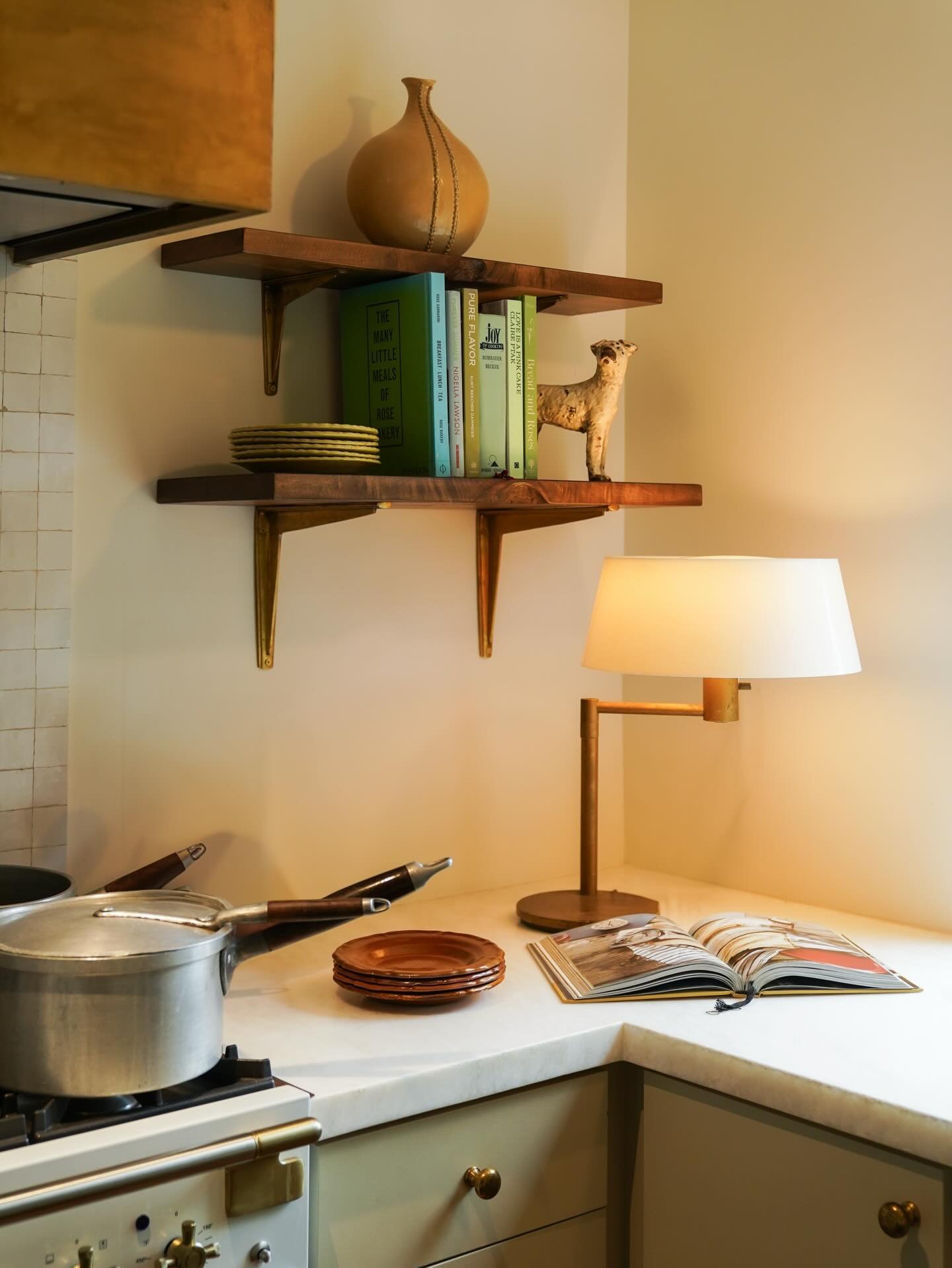 I love using a plug in table lamp on a kitchen counter because of its flexibility &hellip; you can move it where you need it&hellip; and because it gives off a soft light that warms the counter space.&nbsp;

#CapitolaBeachBungalow #kitcheninspo