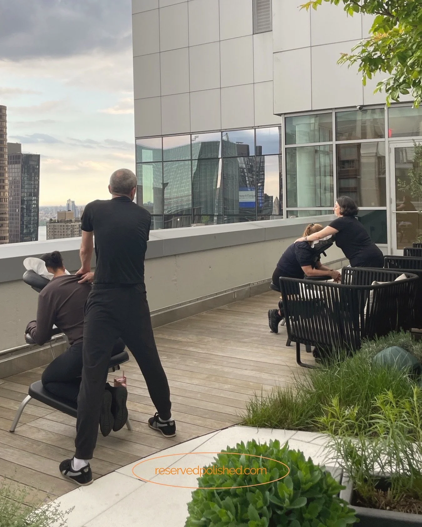 Busy offices don&rsquo;t need louder alarms, they need softer landings ✨ 
What if your next meeting ended with less tension and more exhale?
Our mobile spa brings the calm straight to your workplace&mdash;no commutes, no logistics, just instant relie