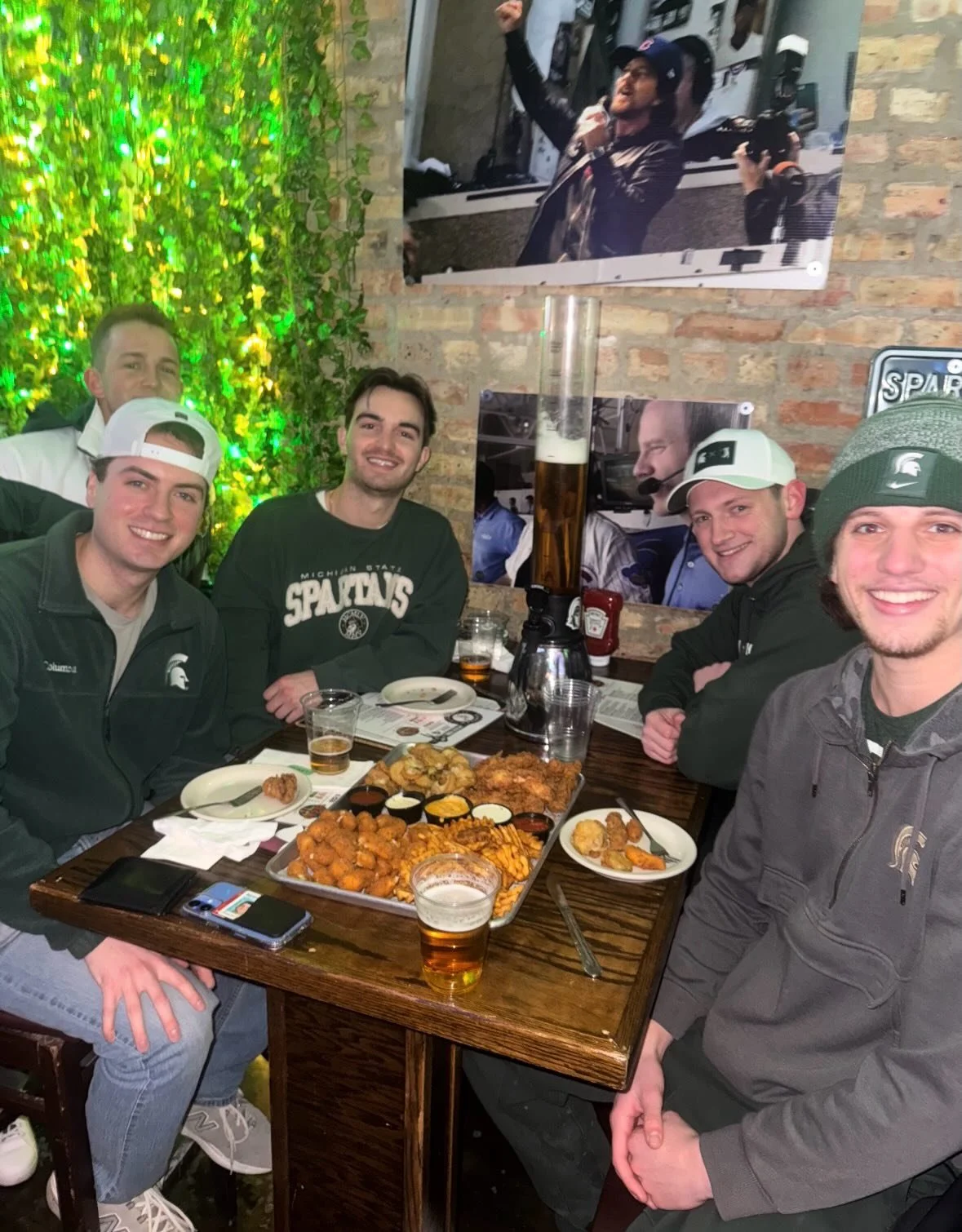 Saturdays are for the boys! 🍻 Swing through! 
Ps - our appetizer sampler is a MUST. 🔥

Open at 11AM. 

#stretch #wrigleyville #privateparties #msu