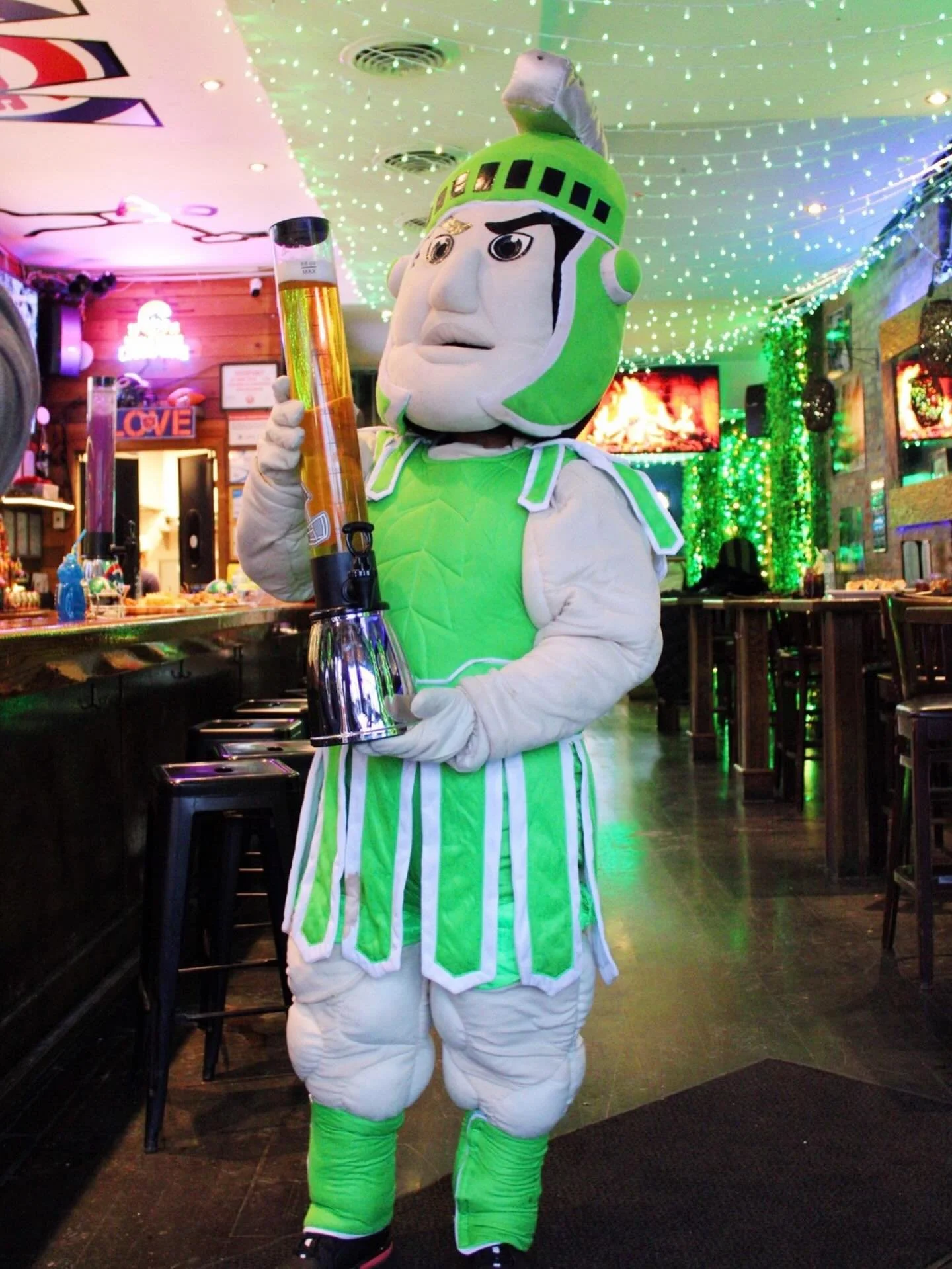 SPARTY ON, we have Thursday Night Hoops! 🏀
📺 MSU vs Purdue at 7pm&hellip; let&rsquo;s pack the house! 💥

🍺 Pregame starts at 5! 

Reserve your table: https://www.stretchbarchicago.com

#stretch #wrigleyville #msu #partytime