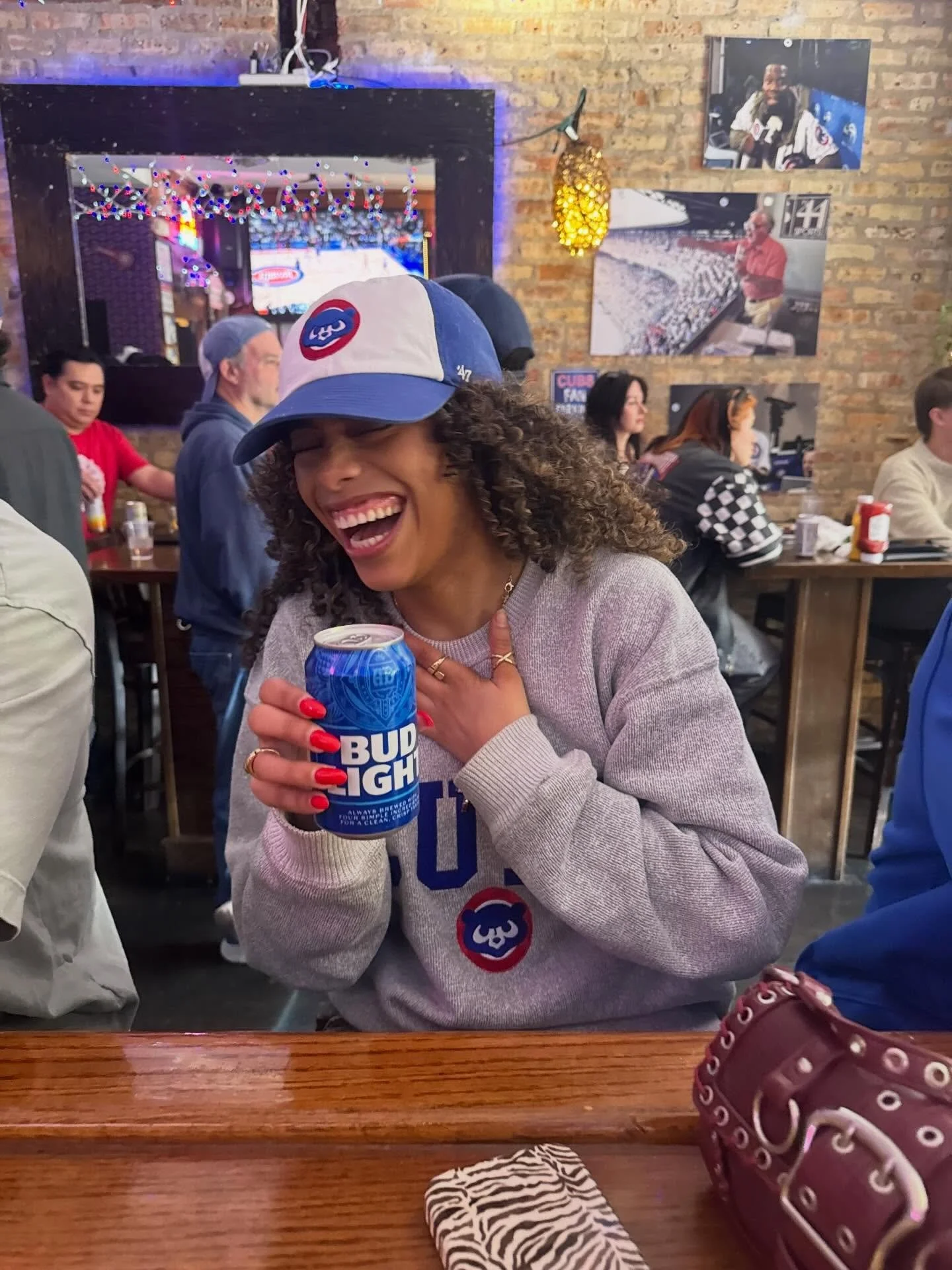 Smilin&rsquo; cause it&rsquo;s another CUBS GAME DAY! 🍻⚾️

⚾️ Cubs vs Reds at 6:40PM
⏰ Open at 4:30PM

$10 Chicago Style Dog + Beer combo! 🌭

Reserve table/book a party: https://www.stretchbarchicago.com

#stretch #wrigleyville #cubs #chicago #priv