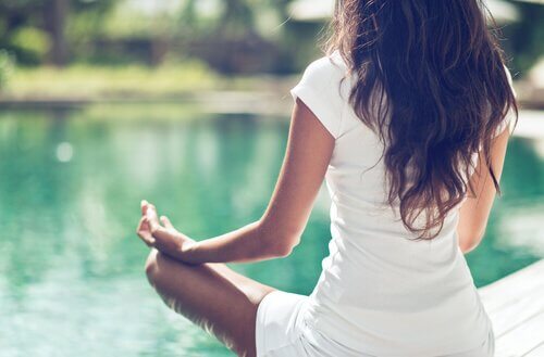 mulher-meditando-ar-livre.jpg