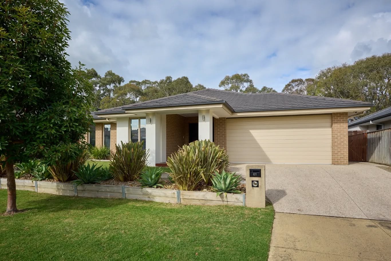 Latest property photographed for Munn Partners. We go by the concept of #wysiwyg . What you see is what you get, making sure you don't disappoint your potential buyers once they walk through the doors. This is why presentation is everything. 
.
.
.
.