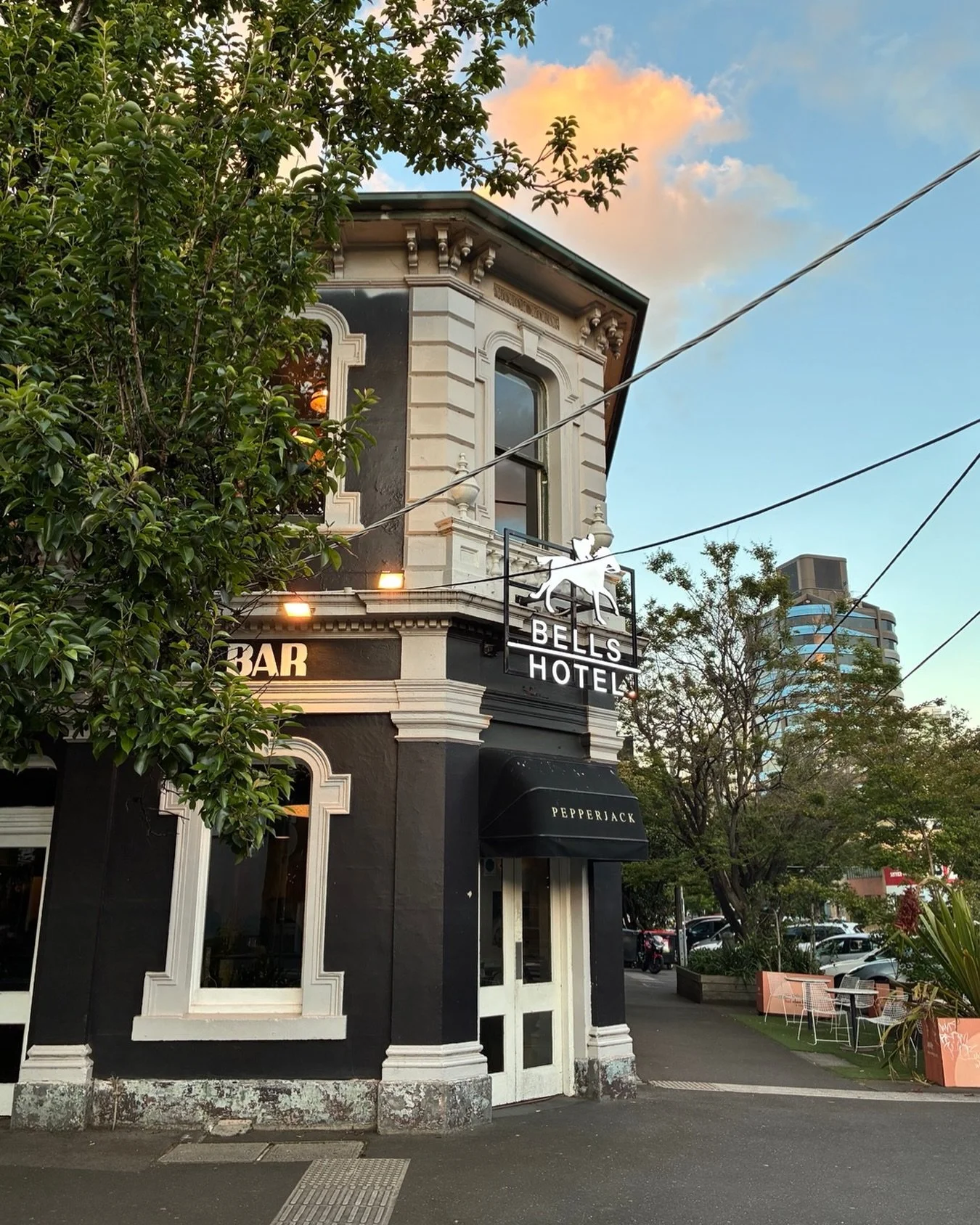 Beers at Bells all long weekend? Sounds good to us! We'll be open every day as usual, plus showing footy live and loud across our big screens.

Want to level up your game day? Book our $70 AFL package including a pub classic, drinks from siren to sir