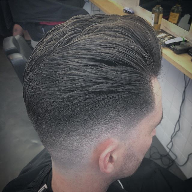 💈#barbershop #barber #barbershopconnect #dutchbarbersconnect #dutchbarber #barbier #menshair #qualitycuts #fadegame #pompadour #taperfade #lowfade #skinfade #pomade #suavecito