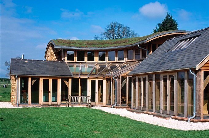 Our final #tbt for 2023 is this innovative curved oak framed house in north Oxfordshire. #tbt #oxfordshirehomes #oak #oakframe #oakframedbuilding #timberframe #timberframebuilding #design #curvedroof #sedumroof #gardenroom #balcony #glulam #glazedlin