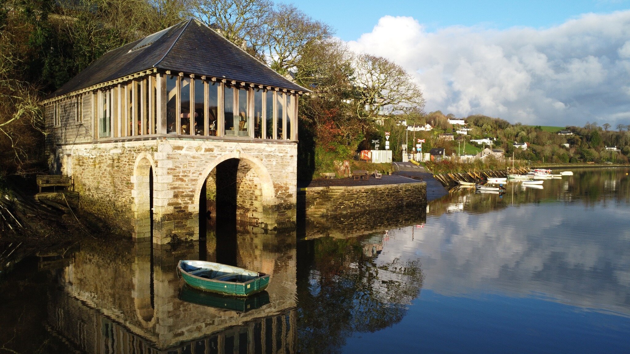 Fantastic to see some new photos of a past RJA project. This oak-framed addition to a historic stone boathouse dips its toes into the beautiful River Fowey in Cornwall.  You can stay in this incredible property by following this link: https://www.syk