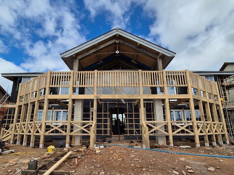 Major changes on site in Thurlestone this week. The windows are in and the balcony is up! Great to see that stunning view again.  @postandbeamuk @rationel_uk #devon #coastalliving #design #balcony #windows #carpentry #sustainable #oakframe #oak #timb