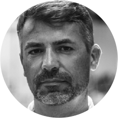 Éric BOFFY Après un début de carrière dans l’informatique et la domotique, en 1993, il obtient le diplôme de régisseur d’équipement scénique de l’ARTDAM de Dijon. Ensuite, il occupe plusieurs postes : Technicien lumière, régisseur technique et régisseur général pour différents spectacles, tournées et festivals (Eurockéennes, Festival Interceltique de Lorient…). A partir de 2008, il prend la direction technique, de différents spectacles, évènements et festivals (Festival Interceltique, Fête maritimes Internationales de Brest, Volvo Ocean Race…) En parallèle, il s’intéresse à la formation : il est formateur en régie et en informatique à KLAXON ROUGE depuis 2003. En 2008, il suit la formation la formation Sécurité des lieux de spectacles, ainsi que les base de la prévention des risques professionnels de l’INRS. En formation continue avec Yann En 2010, il intègre l’équipe de BAYA et devient préventeur, sur différents concerts et événements, à Bercy, au stade de France… En formation continue avec Yann. C’est donc naturellement qu’en 2015, il suit Yann dans l’aventure ACEPS, spécialisée dans la réalisation d’études, audits et conseils dans les domaines de la prévention des risques au travail, de la sécurité incendie et de la sûreté pour les métiers du spectacle et de l’événement. Depuis 2018, il est préventeur, formateur et directeur opérationnel chez ACEPS.