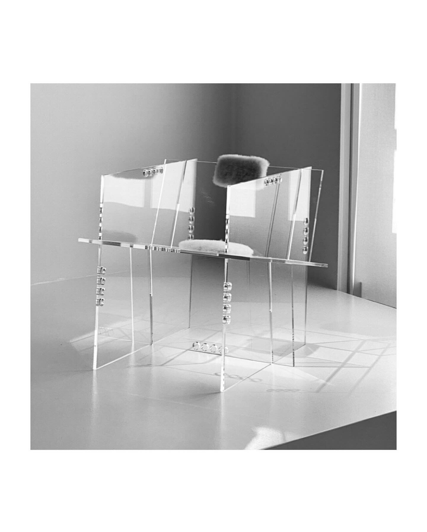 FURNITURE DESIGN - Waiting For Ideas x MAISON F&Eacute;VRIER

&laquo;&nbsp;Floating&nbsp;&raquo; is an armchair made out of five panels of acrylic glass and two feather cushion.

As each panel seamlessly interlocks, a captivating dance of light and r