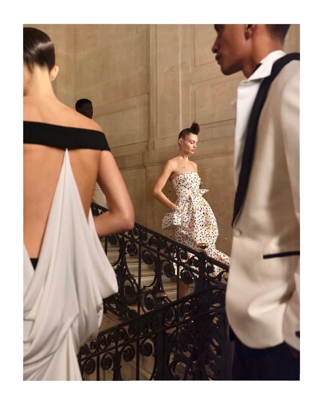 JACQUEMUS - Collection &laquo;&nbsp;Le Palmier&nbsp;&raquo;

@Jacquemus 
Feather Bustier Dress, LOOK N&deg;69
Collection &laquo;&nbsp;Le Palmier&nbsp;&raquo; SS26

A sculptural bustier dress embroidered with feather confetti, crafted from ostrich fea