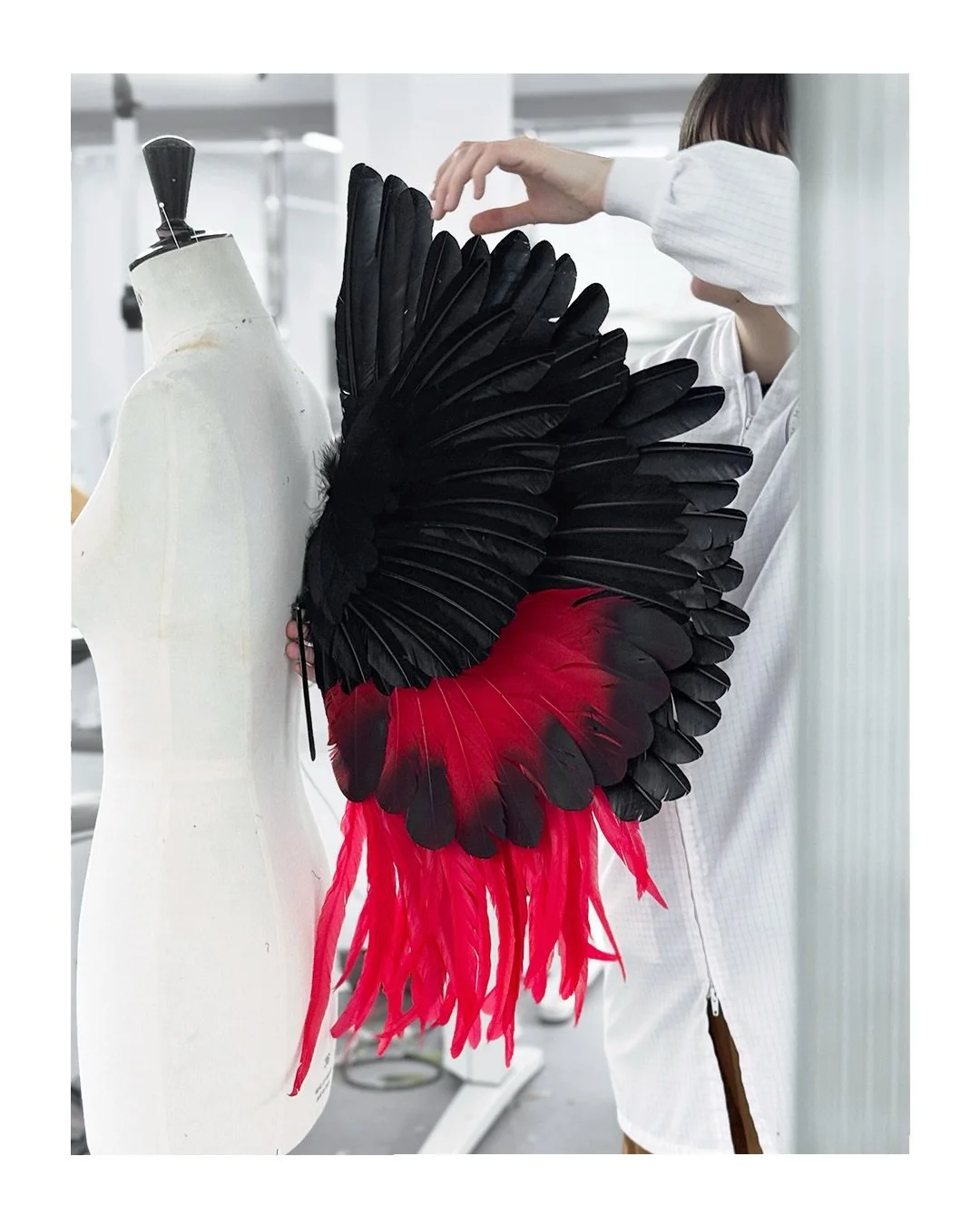 SCHIAPARELLI - Haute Couture SS26, Look N&deg;25

Discover the making of this Haute Couture feather fan adorning the back a bustier gown and worn by the stunning @luizaperotee and handcrafted by the artisans of @maisonfevrier in Paris.

@schiaparelli