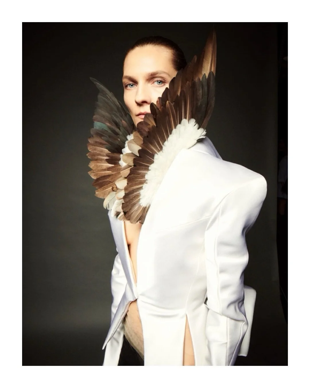 SCHIAPARELLI - Haute Couture SS26, Look N&deg;01

Discover the making of this Haute Couture tailored jacket, adorned with feathers meticulously assembled to mimic the ethereal form of wings &mdash; entirely handcrafted by the artisans of @maisonfevri