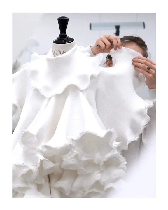 DIOR - Haute Couture SS26, Look N&deg;08

Discover the making of this white knitted ruffle dress, meticulously adorned with feathers weaved into the knit &mdash; handcrafted by the artisans of @maisonfevrier in Paris

@Dior by&nbsp;Jonathan.Anderson
