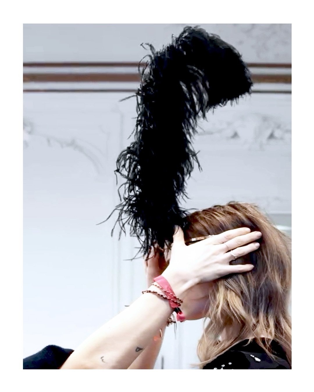 VALENTINO - Haute Couture SS26, Look N&deg;28

Discover the craftsmanship behind this Haute Couture creation.

A black ostrich feather &laquo;&nbsp;Tripl&eacute;e&nbsp;&raquo; mounted onto a headpiece, entirely handcrafted by the artisans of @maisonf