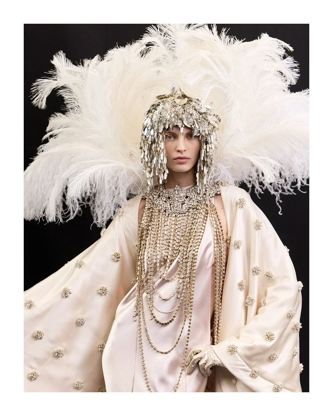 VALENTINO - Haute Couture SS26, Look N&deg;22

Discover the craftsmanship behind this Haute Couture creation.

A bespoke ostrich feather boa, meticulously handcrafted and dyed in delicate shades of old pink, paired with a custom Gabrielle silhouette 