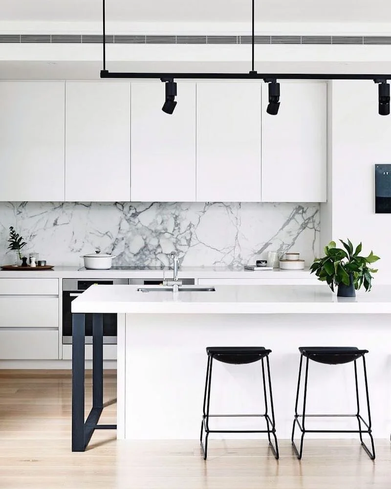 Black-and-white-kitchen-with-white-marble-backsplash-via-Cortese-Architects.jpg