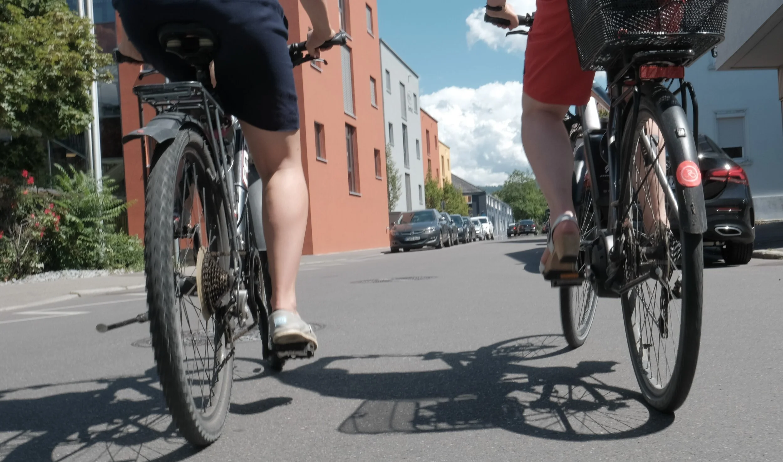 Foto: Zwei Personen fahren auf zwei Fahrrädern.